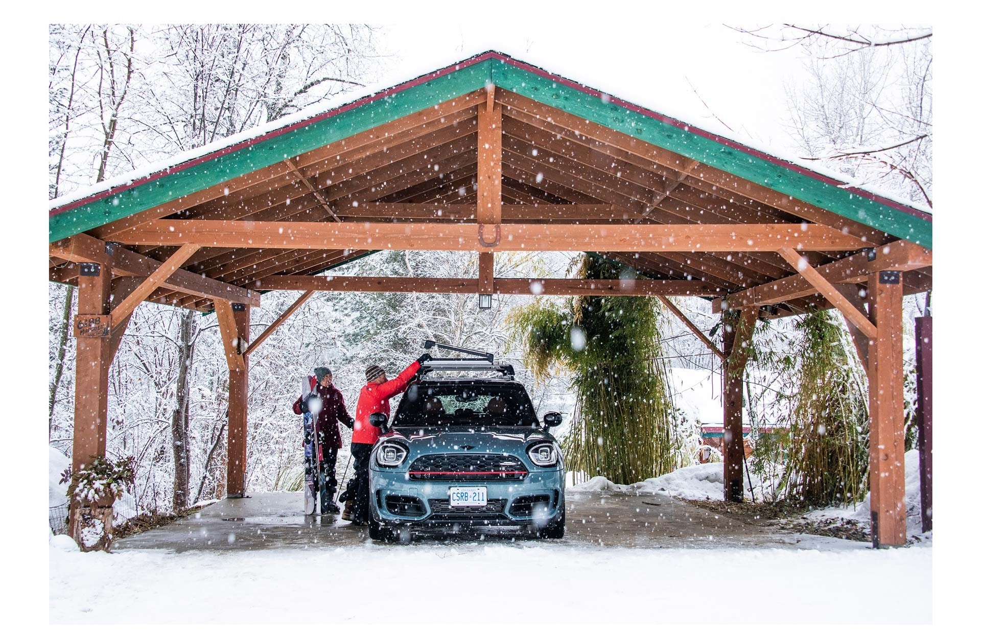 Rough snow-covered tracks need a safe car with all-wheel drive. That’s why Joan and Mike chose a MINI Countryman in Sage Green metallic as their car for shuttling.